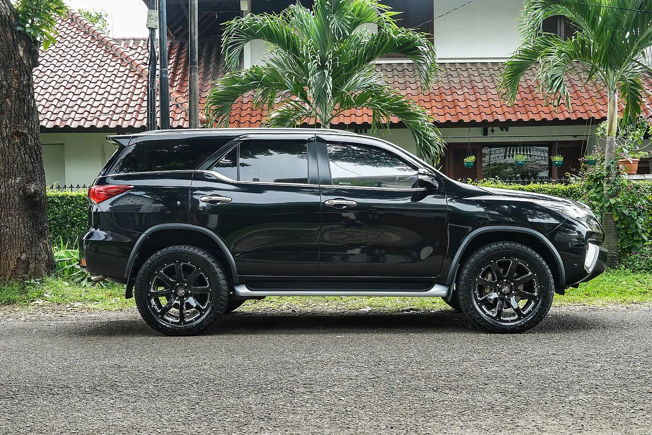 47237 diecast fortuner vrz store display