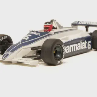 /img/47250-f1-diecast-display.webp