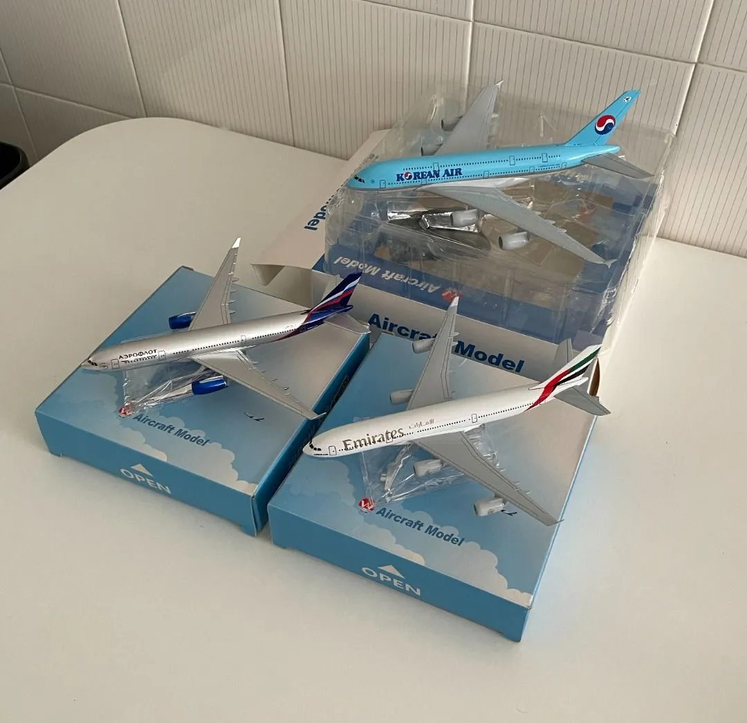 /img/47284-authentic-diecast-airplane.webp