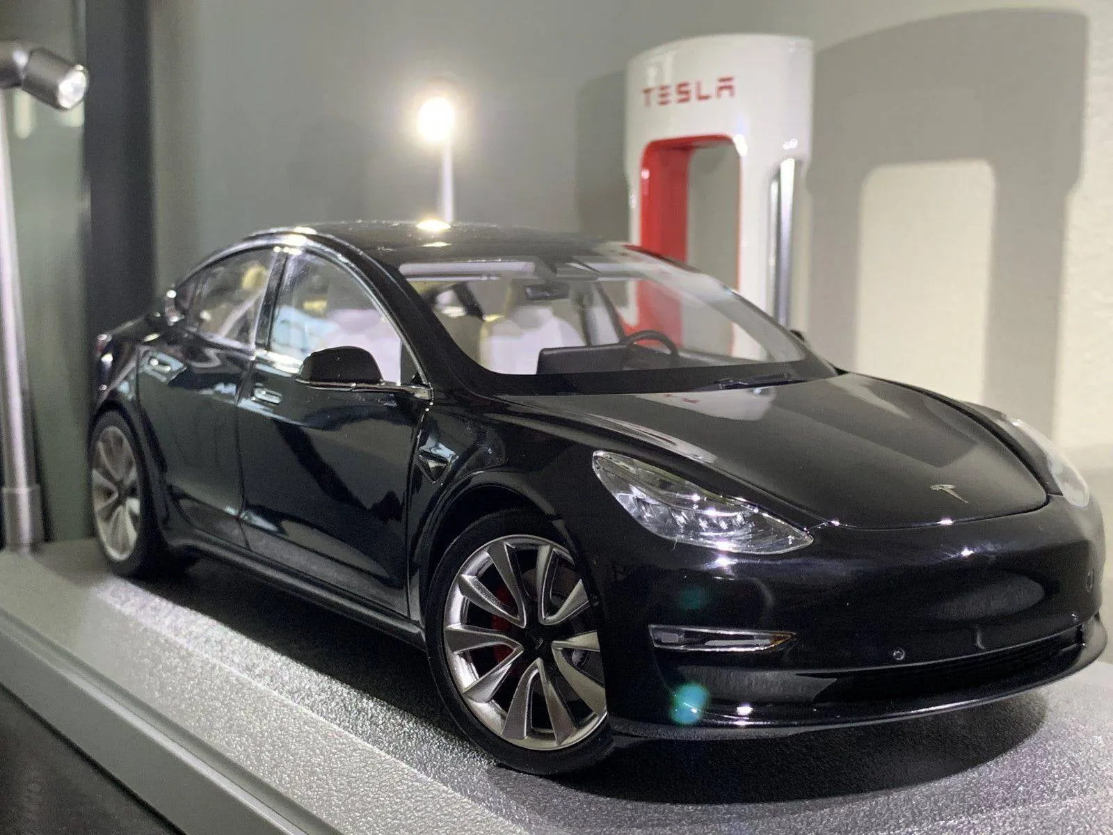 /img/47309-diecast-model-3-tesla-scale.webp