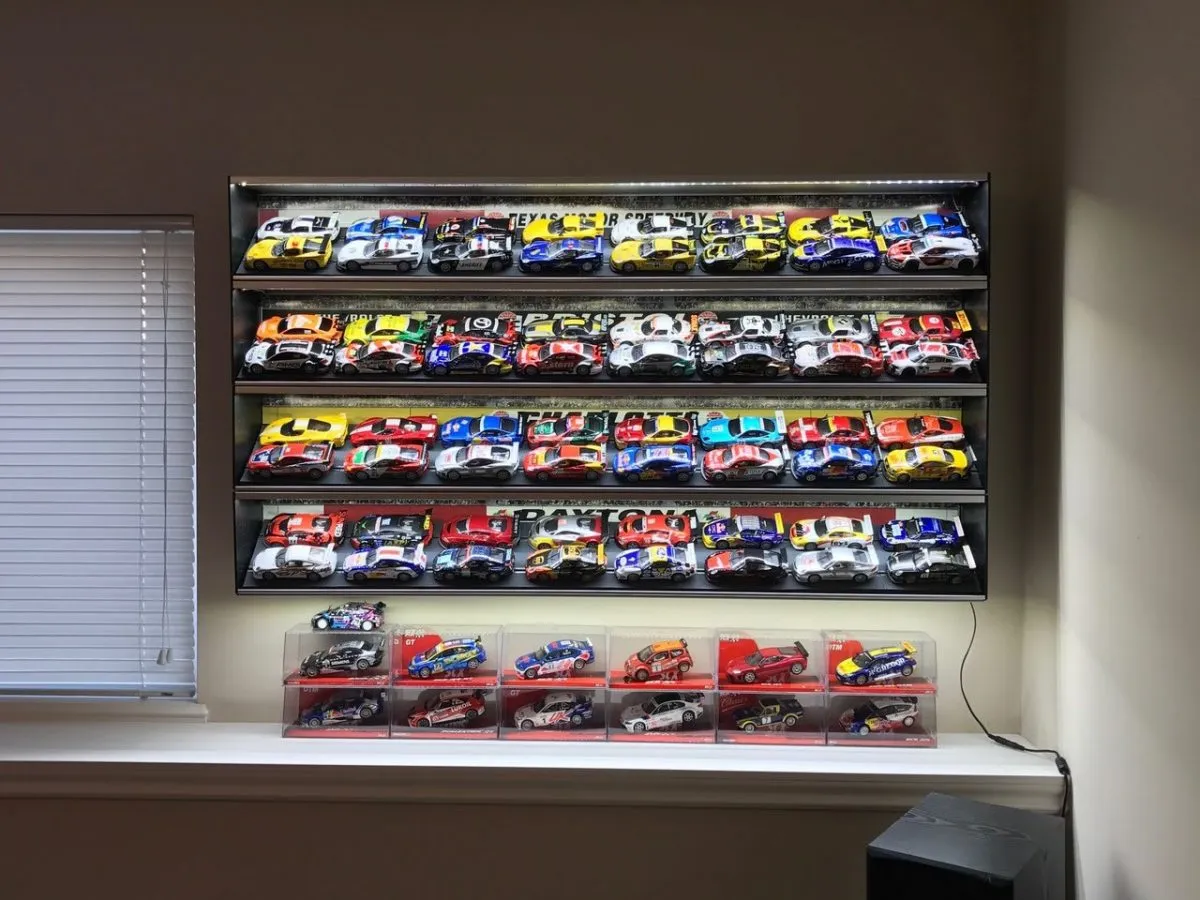 /img/47336-dusting-diecast-cars.webp