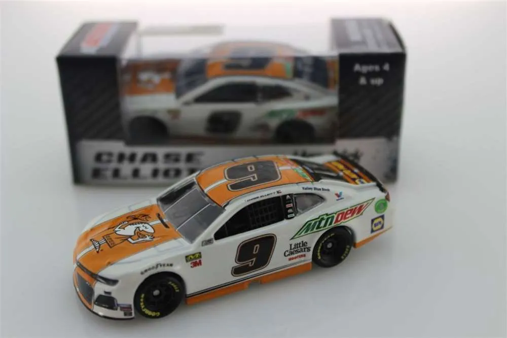 /img/47340-chase-elliott-diecast-car-hooters.webp