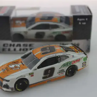 /img/47340-chase-elliott-diecast-car-hooters.webp