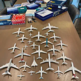 /img/47388-diecast-toy-airplane-display.webp