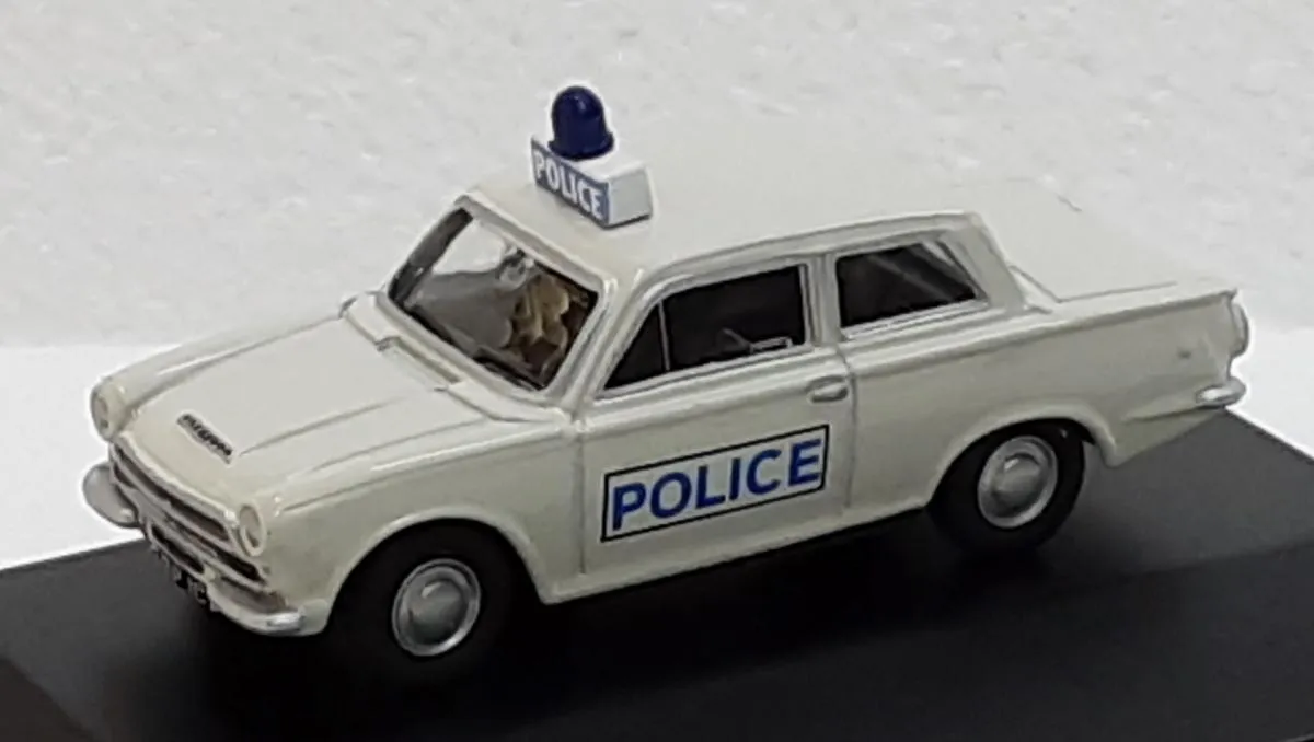 47468 diecast ford cortina cleaning